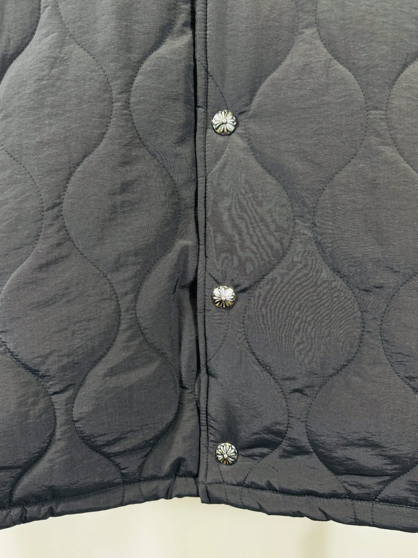 P500 top version 🐮 Real shot without P, different from market products] Chrome Hearts 🍁Winter cotton jacket series🍁 25ss Crow Heavy Industry cross leather label lapel embroidered cotton jacket, available at the counter at the same time❤The highest version series on the market. Customized version of windproof pure cotton cotton fabric. Filled with high-density and high-elastic down cotton. It has strong warmth retention, fluffy and soft, and strong resilience. Lightweight and fashionable✨✨Slim-fitting and not bulky Color: Black Code numbers: S, M, L, XL